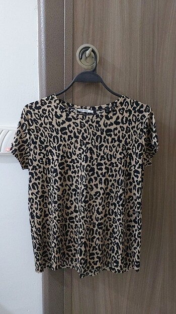Leoparlı tsirt 