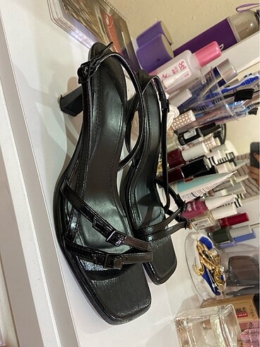 38 Beden siyah Renk BERSHKA TOKALI TOPUKLU SANDALET