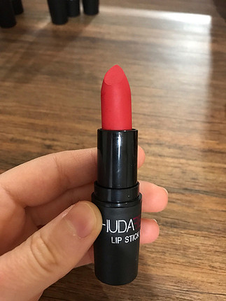 Huda beauty rujlarda kampanya 