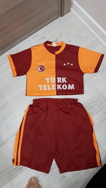 Erkek çocuk Galatasaray formasi