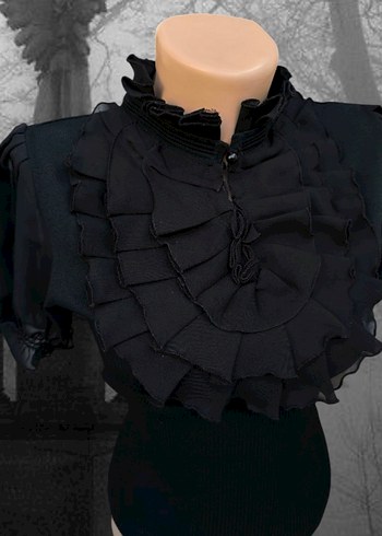 s Beden Gothic Fırfırlı Bluz