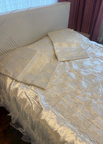 İşlemeli Beyaz Parlak Yatak Örtüsü - Görsel 2