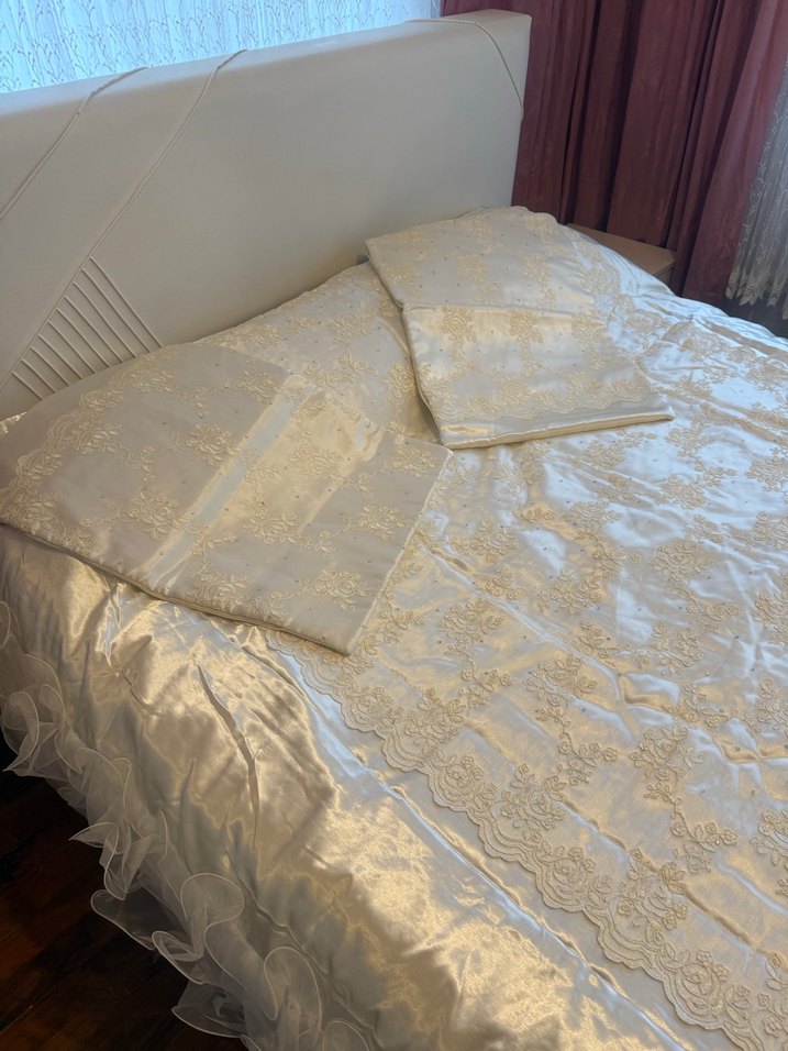 İşlemeli Beyaz Parlak Yatak Örtüsü - Görsel 2