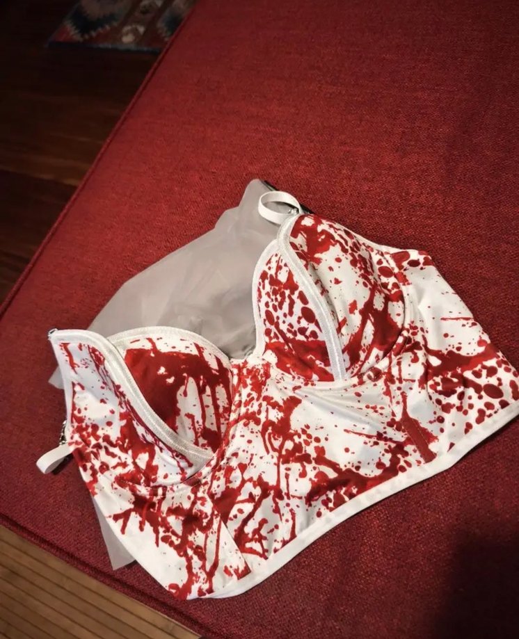 Zincir Detaylı Kırmızı Batik Desenli Straplez Büstiyer - Görsel 4