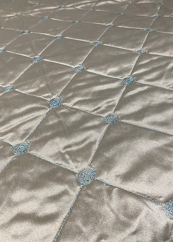 İşlemeli Bej Parlak Yatak Örtüsü - Görsel 3