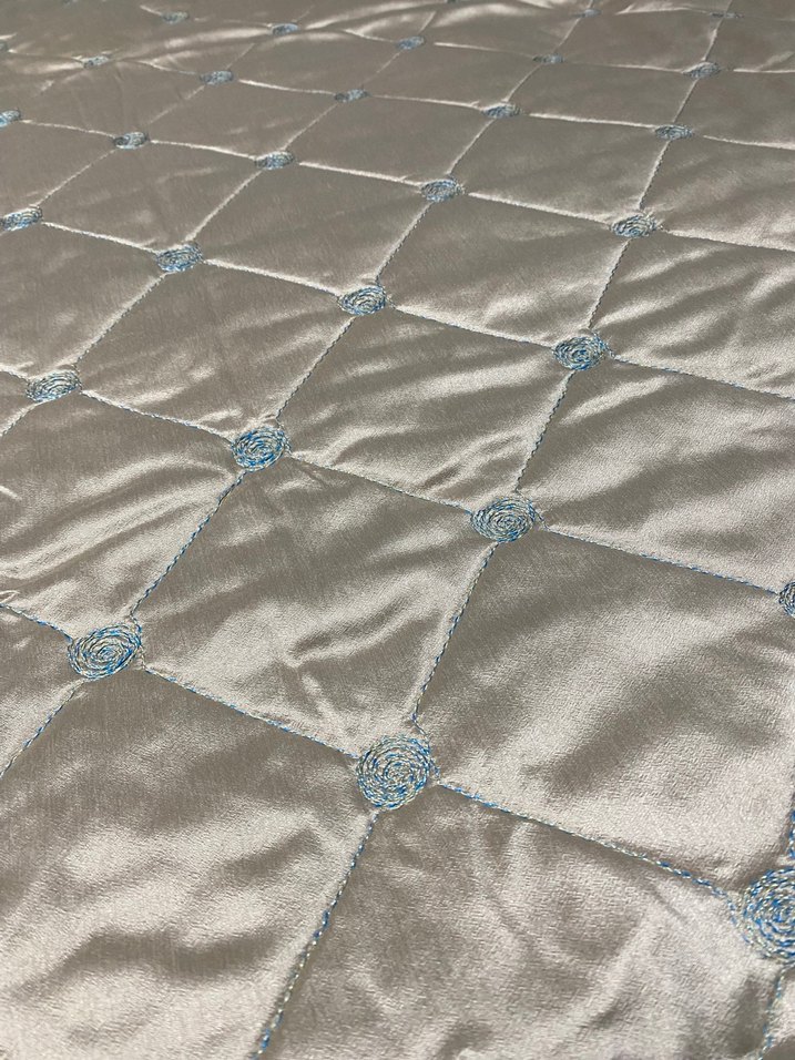 İşlemeli Bej Parlak Yatak Örtüsü - Görsel 3