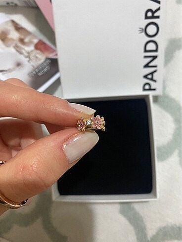 PANDORA PEMBE PAPATYA AYRAÇ KLİPS CHARM