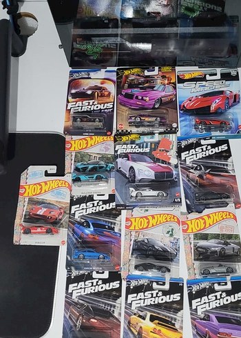 Çeşitli Renklerde Hot Wheels Oyuncak Arabalar