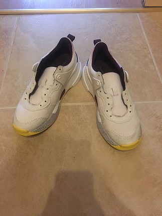 Zara Zara spor ayakkabı.