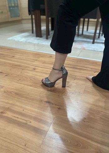 Gri Yılan Desenli Topuklu Kadın Ayakkabı - Görsel 8