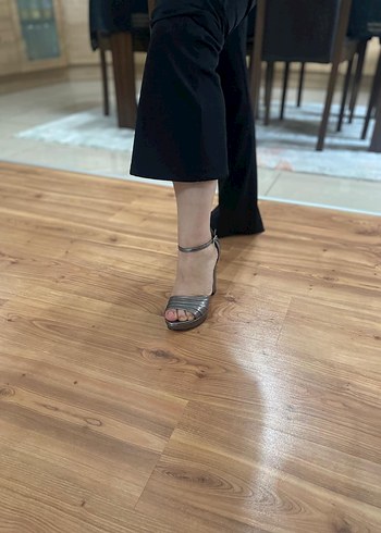 Gri Yılan Desenli Topuklu Kadın Ayakkabı - Görsel 6