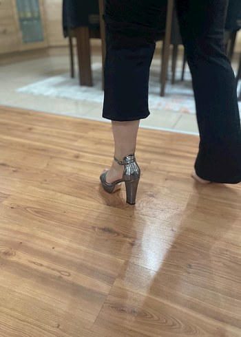 Gri Yılan Desenli Topuklu Kadın Ayakkabı - Görsel 7