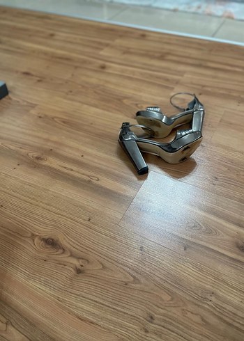 Gri Yılan Desenli Topuklu Kadın Ayakkabı - Görsel 5