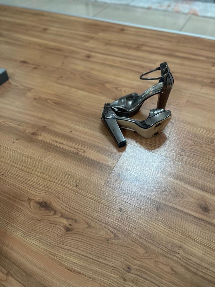 Gri Yılan Desenli Topuklu Kadın Ayakkabı - Görsel 4