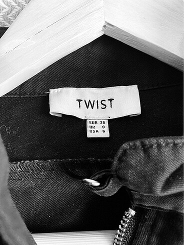 s Beden Twist siyah metal zımbalı trençkot