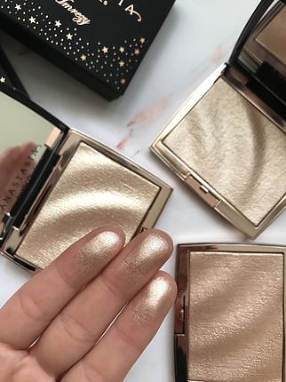 Anastasia Beverly Hills-Amrezy Highlighter ?