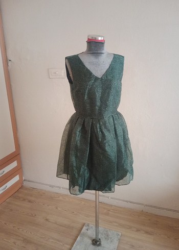 V Yaka Pileli Midi Yeşil Elbise