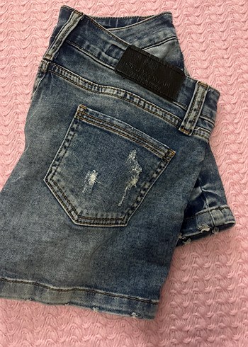 Kadın Koyu Mavi Yırtık Mini Denim Şort - Görsel 2