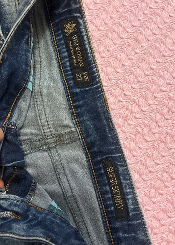 Kadın Koyu Mavi Yırtık Mini Denim Şort - Görsel 3