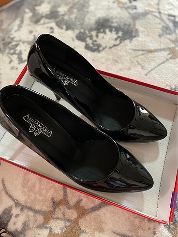 Siyah stiletto rugan kadın ayakkabı