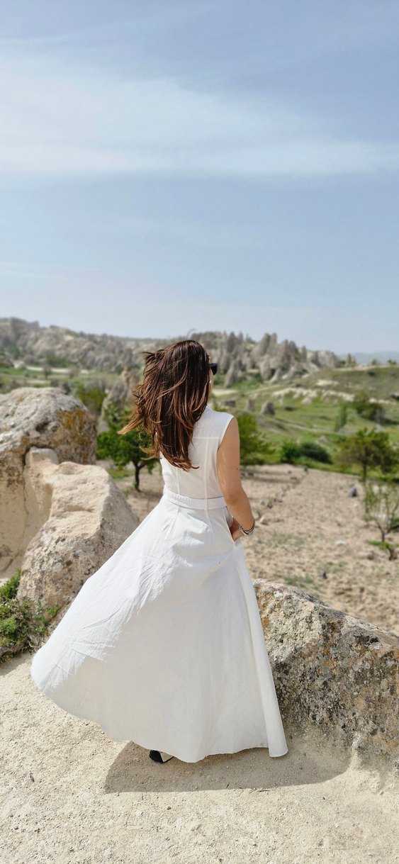 Beyaz V Yaka Kolsuz Uzun Elbise - Görsel 2