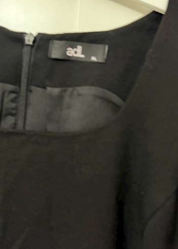 Siyah V Yaka Midi Kolsuz Elbise - Görsel 2