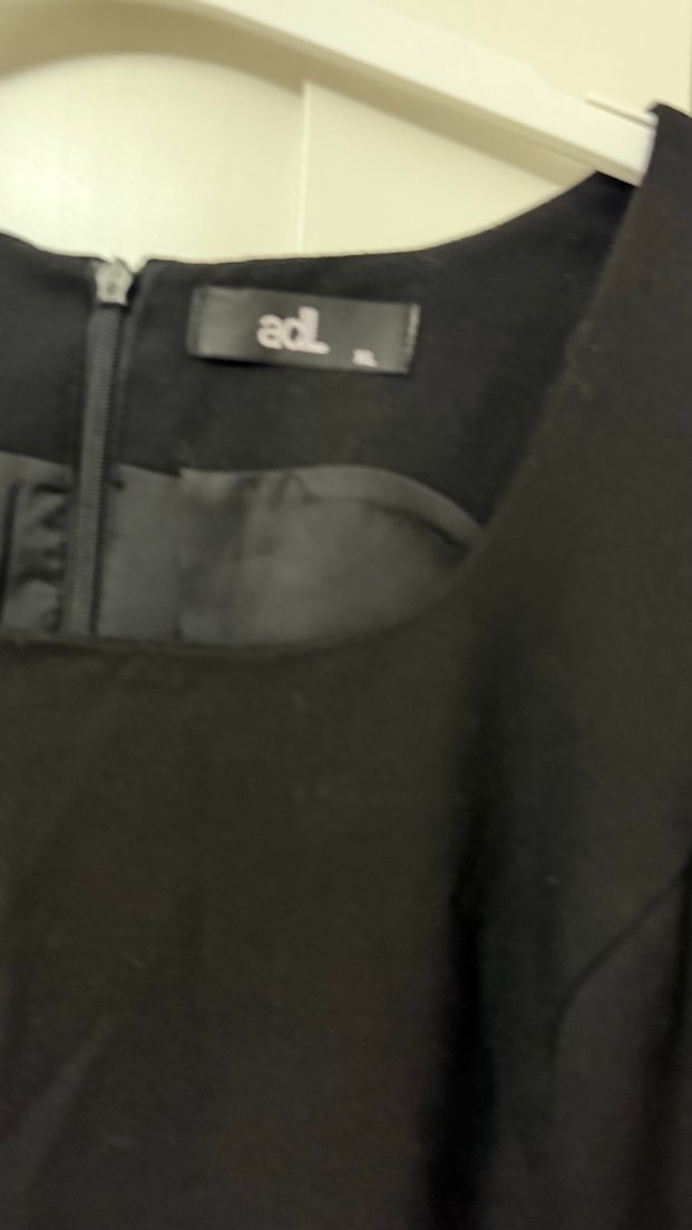 Siyah V Yaka Midi Kolsuz Elbise - Görsel 2