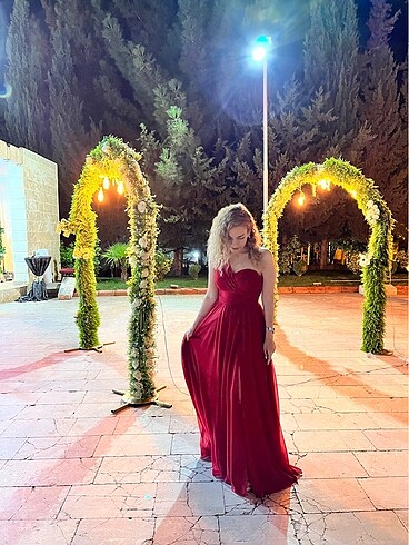 Kırmızı davet elbisesi