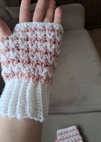 Beyaz ve Pudra Örgü Parmaksız Eldiven - Görsel 3