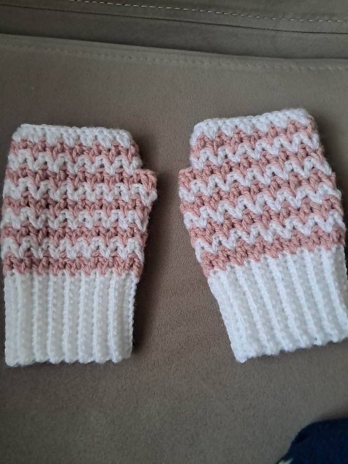 Beyaz ve Pudra Örgü Parmaksız Eldiven - Görsel 2