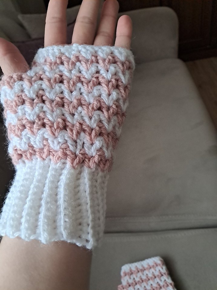 Beyaz ve Pudra Örgü Parmaksız Eldiven - Görsel 3
