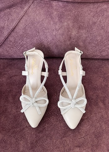 Krem rengi Fiyonklu Stiletto Kadın Abiye Ayakkabı