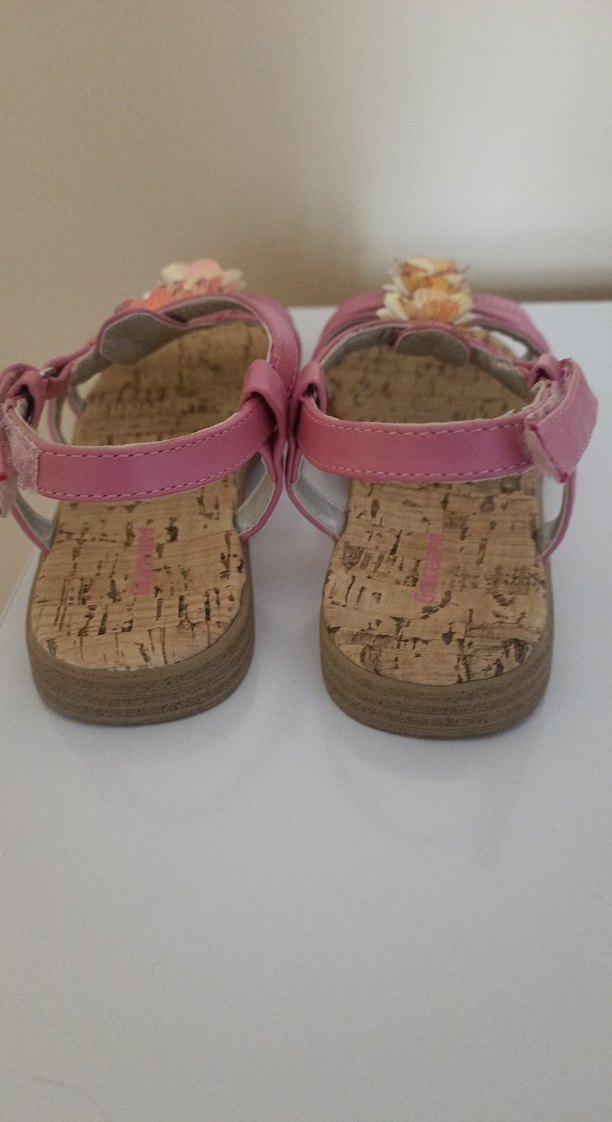 Çiçek detaylı pembe tokalı kız sandalet - Görsel 3