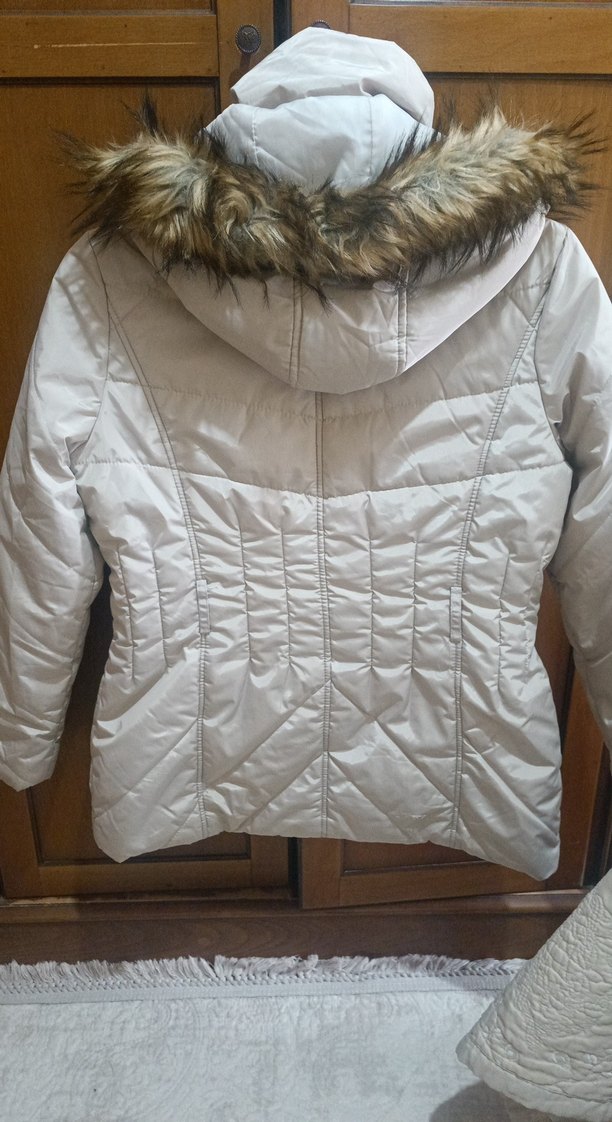 Kürk Detaylı Beyaz Kadın Kışlık Mont - Görsel 2