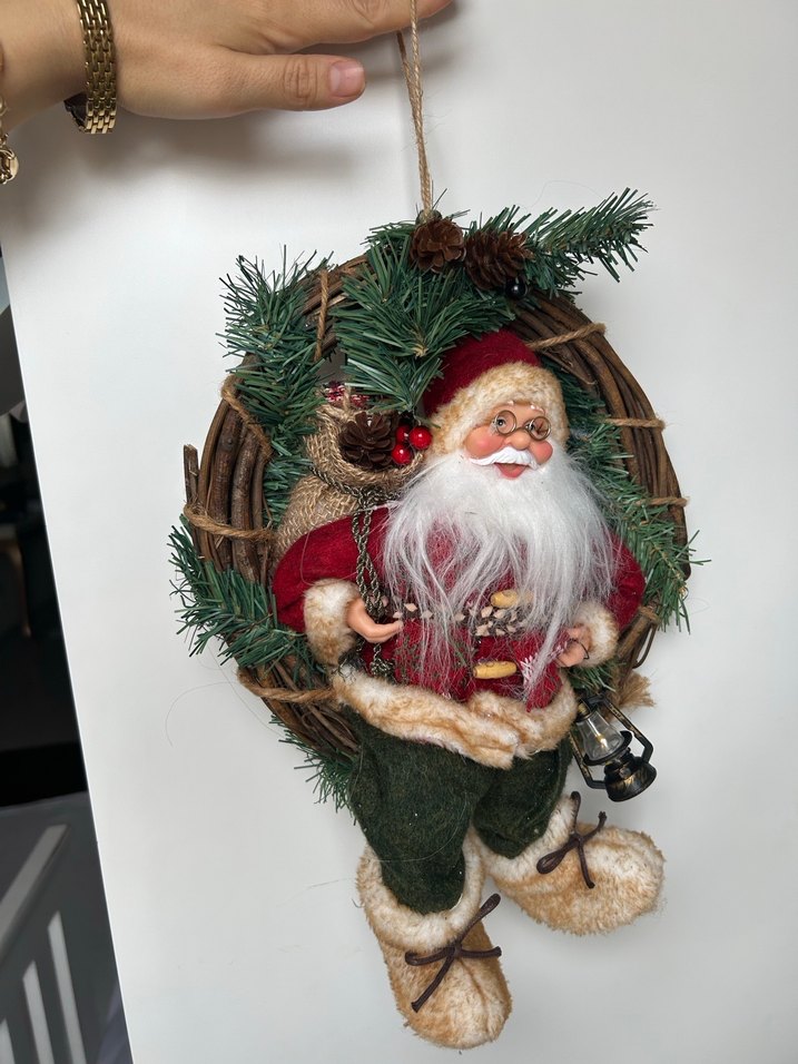 Renkli Noel Baba figürü ve çelenk kapı süsü - Görsel 3