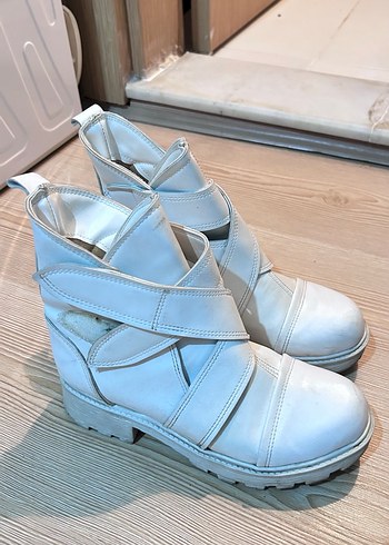 Beyaz Kadın Kemerli Dolgu Topuk Bot - Görsel 2