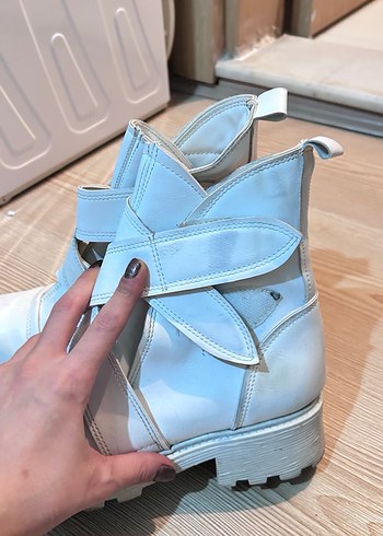 Beyaz Kadın Kemerli Dolgu Topuk Bot - Görsel 3