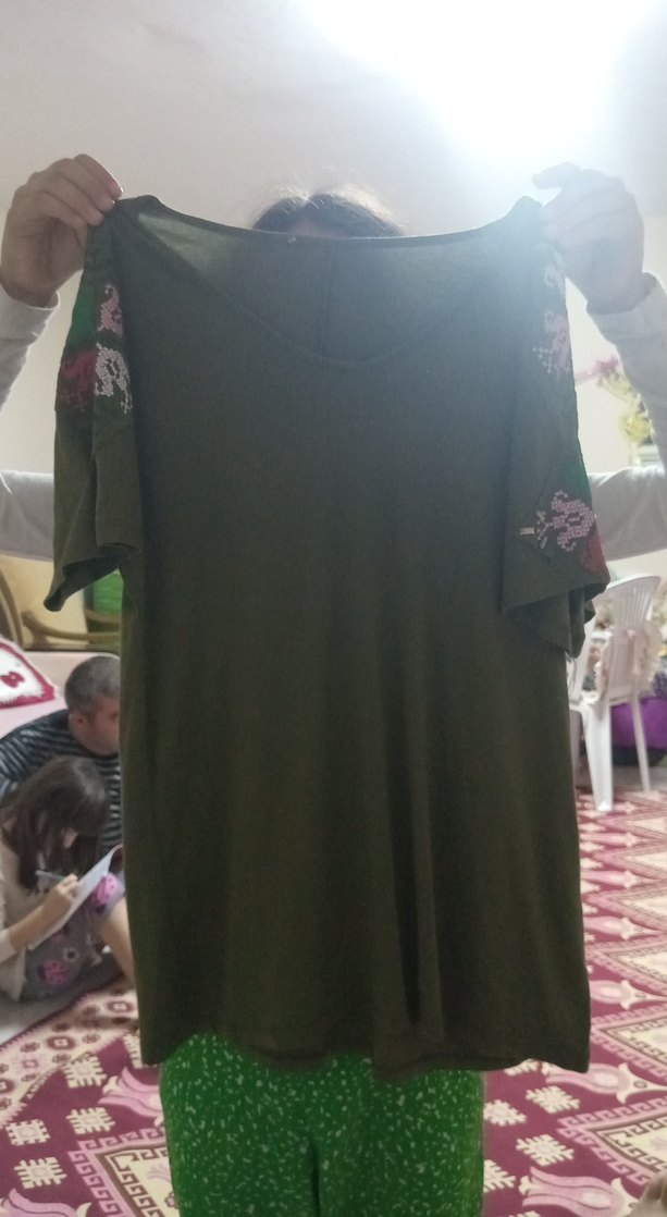 V Yaka Kısa Kollu Haki Midi Tunik - Görsel 2