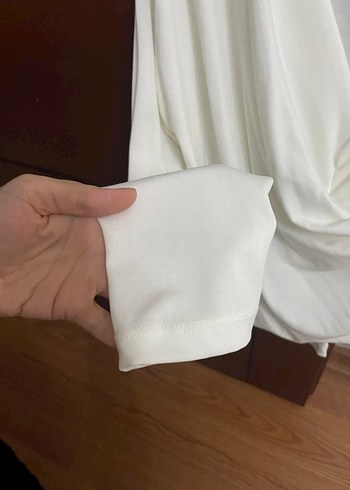 Beyaz V Yakalı Drapeli Kadın Bluz - Görsel 2