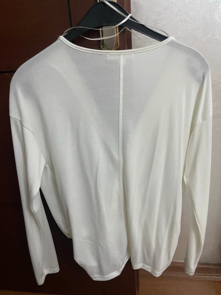 Beyaz V Yakalı Drapeli Kadın Bluz - Görsel 4