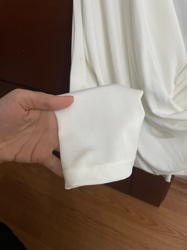 Beyaz V Yakalı Drapeli Kadın Bluz - Görsel 2