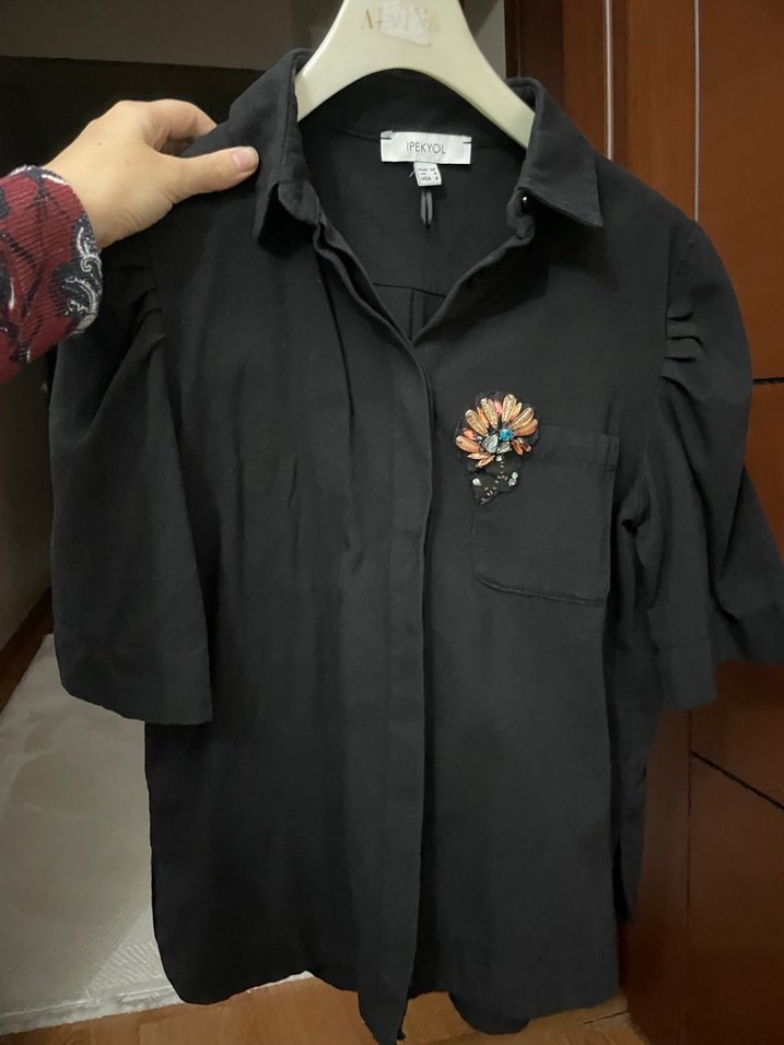 Siyah Düğmeli Kısa Kollu Kadın Gömlek - Görsel 2