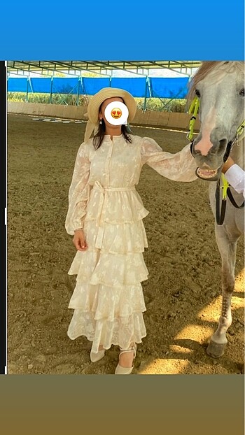 m Beden Volanlı kat kat elbise bej renkte
