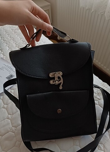 Siyah hem sırt çantası hem çapraz çanta 