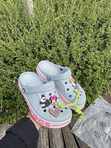 Crocs gri-pembe