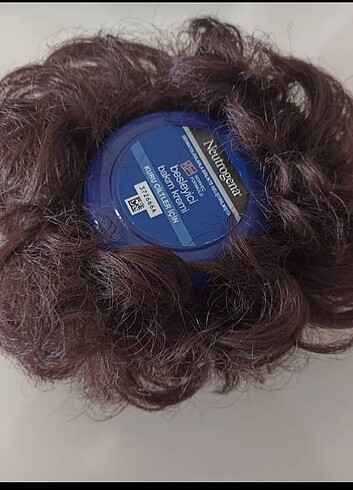 Topuz tutturma tokalı ve lastikli saçlar - Görsel 3