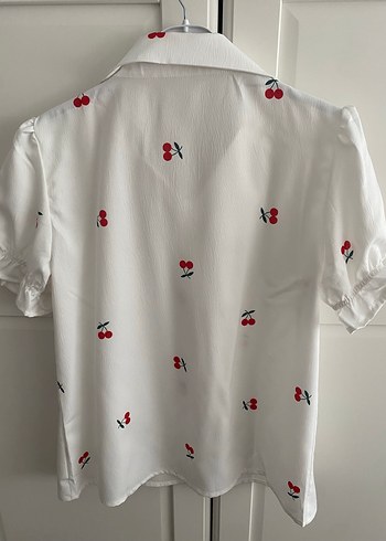 Kiraz Çiçeği Baskılı Beyaz Kısa Kollu Kadın Gömlek - Görsel 5