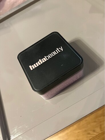 Huda Beauty Pudra