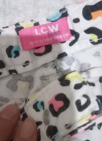 LC Waikiki İki tane yazlık şort 13 yas yaziyor ama 36 beden uyumlu