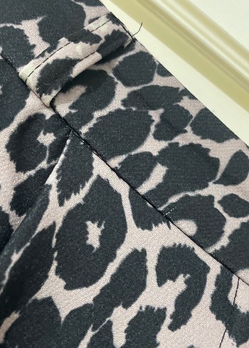 Kadın Gri Leopar Desenli Pilili Bol Kumaş Pantolon - Görsel 4